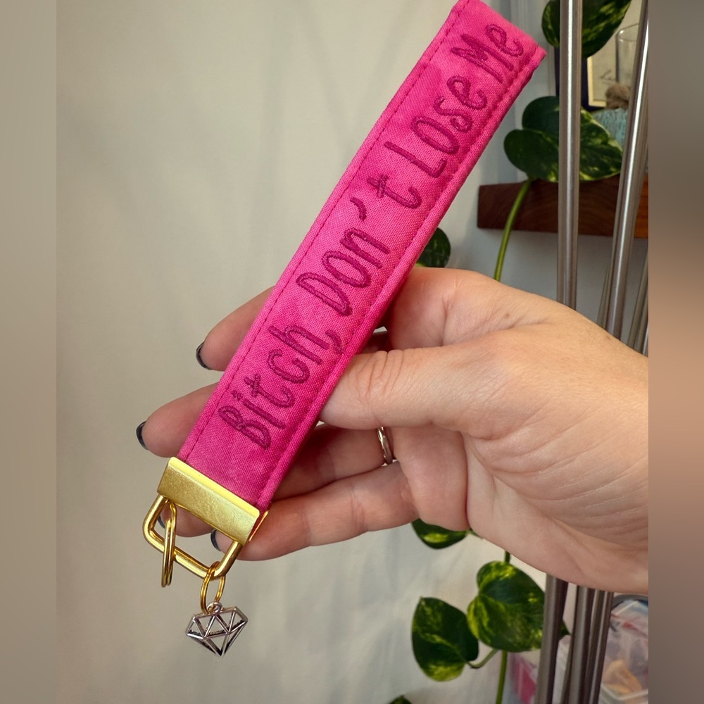 "Don’t lose me" keychain wristlet purse accessory